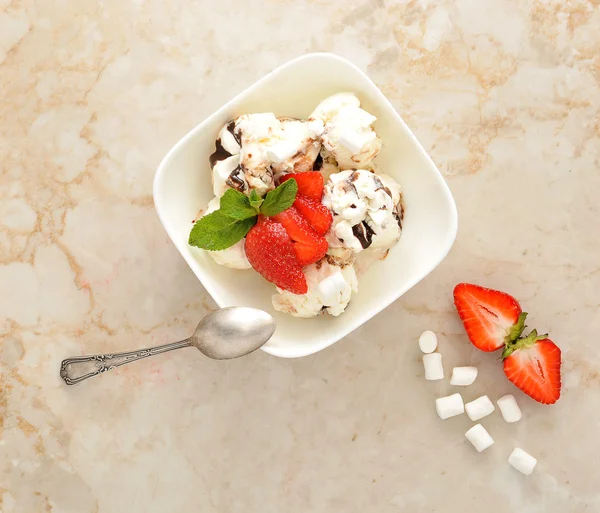 Десерт с мороженым и клубника с шоколадом — стоковое фото