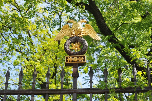 Águila dorada en la cerca del jardín de Anichkov — Foto de Stock