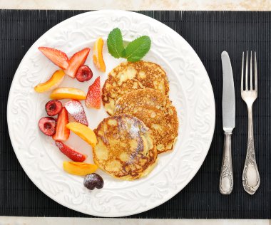 tatlı - krep ile çilek, şeftali ve siyah kiraz wi