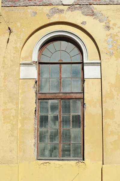 Vieille fenêtre à Saint-Pétersbourg, Russie — Photo