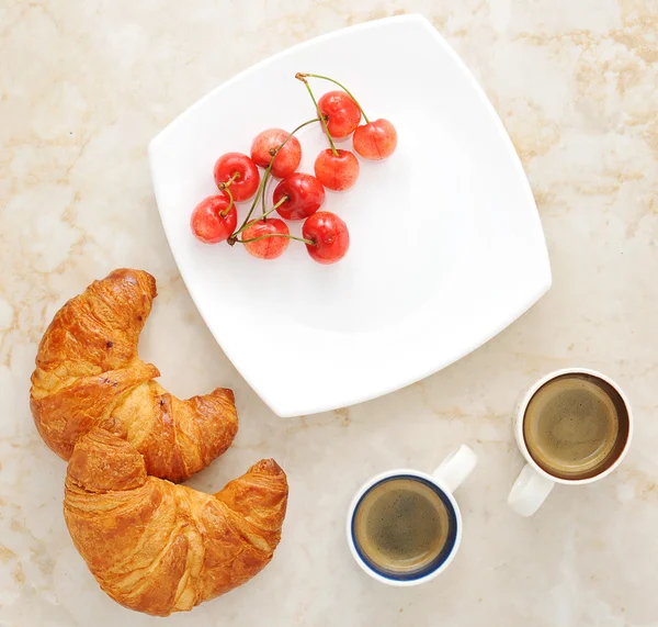 Petit déjeuner avec café, croissants et fruits - cerises — Photo
