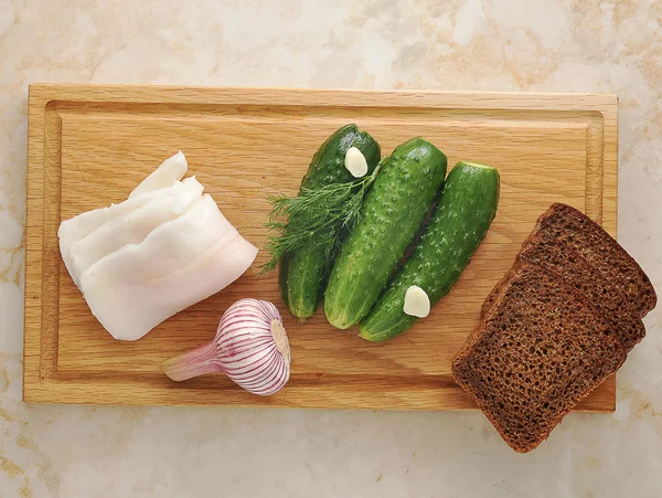 Соленые огурцы, бекон, хлеб, чеснок — стоковое фото