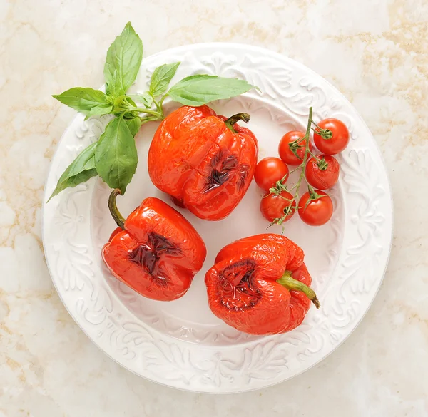 Rode paprika en cherry tomaten, geroosterde op de grill — Stockfoto