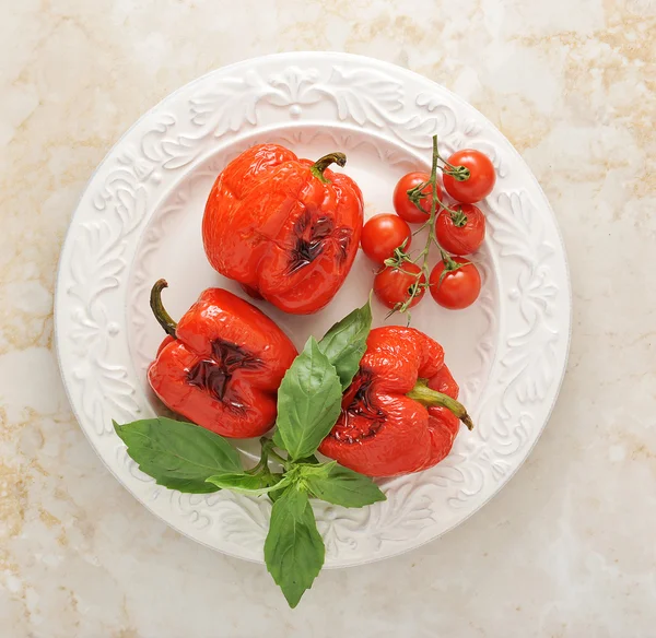 Rode paprika en cherry tomaten, geroosterde op de grill — Stockfoto