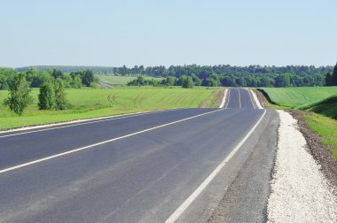 asfalt yol yeşil alan ve yaz günü mavi gökyüzünde