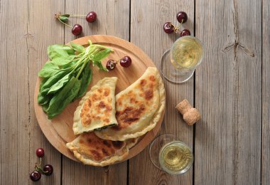 Ispanak ve kiraz, şampanya bardağı ve şampanya ile pasta 