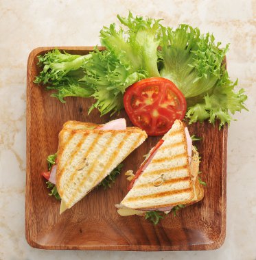 marul, jambon, peynir, tavuk göğsü ile sandviç