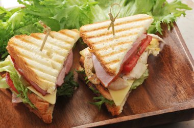 marul, jambon, peynir, tavuk göğsü ile sandviç