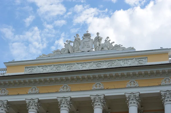 A tetőn a Mikhailovsky kastély, szobra — Stock Fotó
