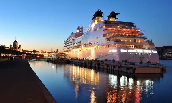 Nacht uitzicht op een oceaanstomer op het dock in de rivier de Neva — Stockfoto