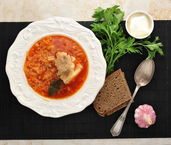 Traditional Russian soup - borsch with cabbage, sour cream — Stock Photo, Image