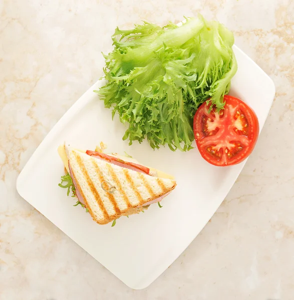 Бутерброды с салатом, ветчиной, сыром, куриной грудью — стоковое фото