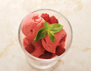 meyve dondurma ve ahududu mermer bir zemin üzerine