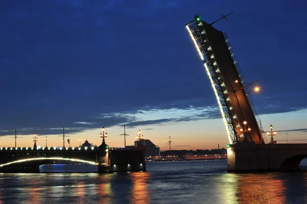 Nattvisning av Troitsky bron i St. Petersburg, Ryssland — Stockfoto