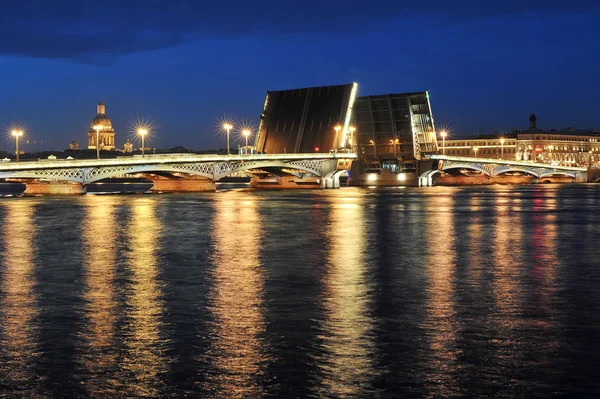 Widok z nasypu na otwarty mostek błagowieszczeński — Zdjęcie stockowe
