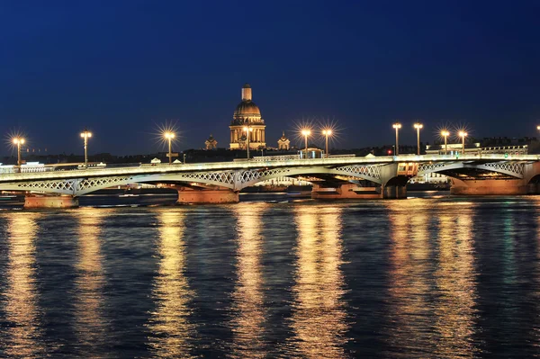 Blagoveshchensky (Leuteinant Schmidt) bridge in St.Petersburg, R — Stock Photo, Image