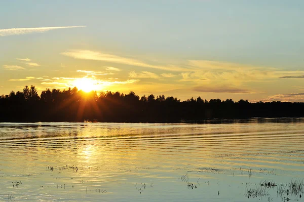 Pôr do sol sobre o rio no verão — Fotografia de Stock