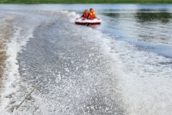 Deux personnes montent sur un tube d'eau — Photo