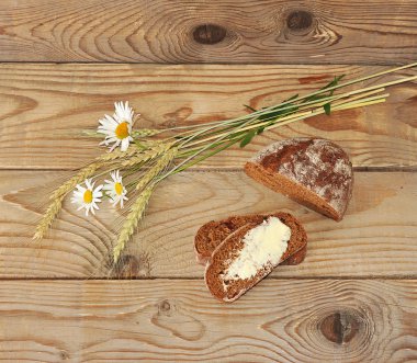 tereyağı ve papatya ile kulak buğday ekmek 