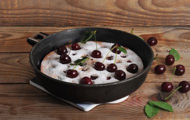 Rustik zemin üzerine ev yapımı vişneli tart