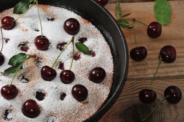 Rustik zemin üzerine ev yapımı vişneli tart