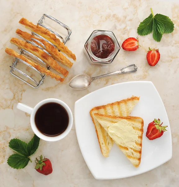 Pain grillé au beurre et confiture dans une assiette et une tasse de thé — Photo