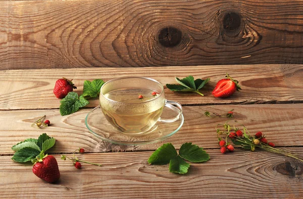 Mug with herbal tea of strawberries and strawberry — Stock Photo, Image