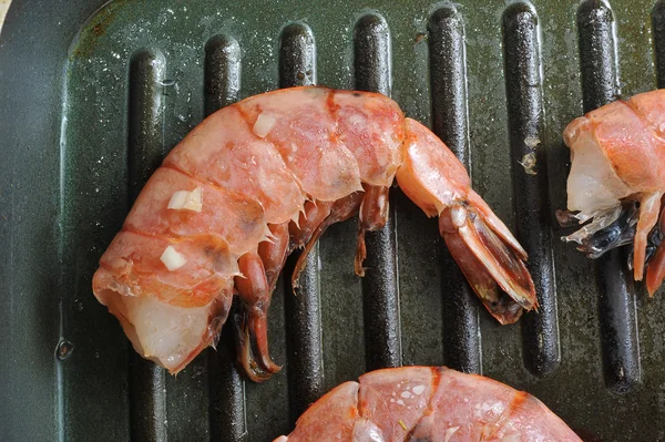 Shrimp on the grill — Stock Photo, Image