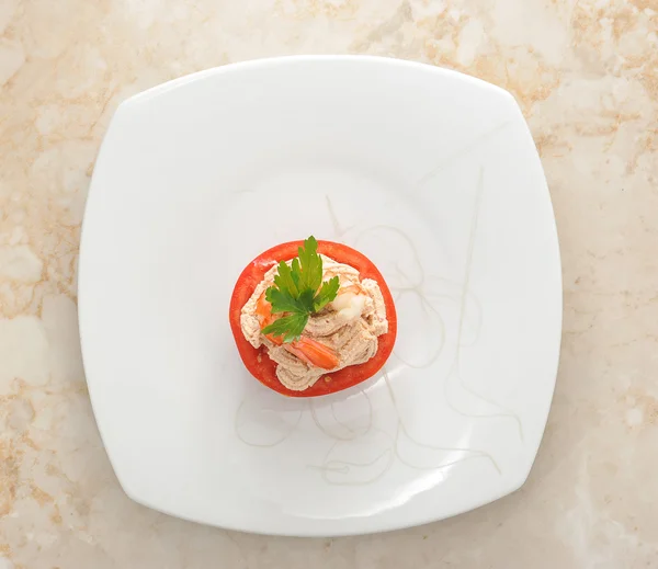 虾和番茄菜上大理石背景 — 图库照片