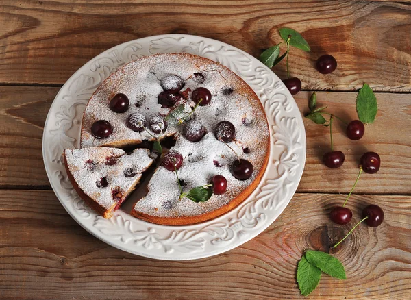 Torta de cereja caseira no fundo rústico — Fotografia de Stock