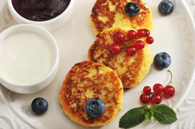 Cheesecakes ekşi krema ve j ile bir plaka üzerinde süzme peynir ile