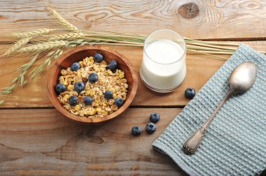 sağlıklı kahvaltı - ahşap bir kabın içinde yaban mersini ile tahıl