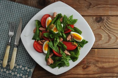 ton balıklı salata - ton balığı, ıspanak, yumurta, domates, hardal