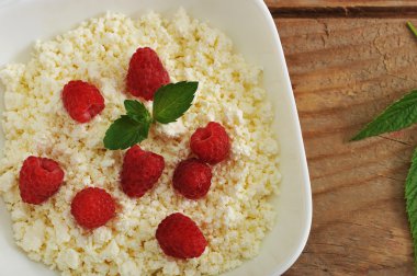 taze ahududu - rustik tarzı kahvaltı ile lor 