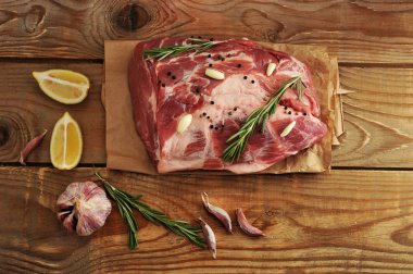 Taze et domuz. Ham etleri kağıt