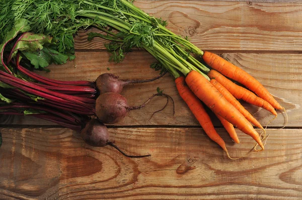 Zanahorias y remolachas - verduras crudas con tapas — Foto de Stock