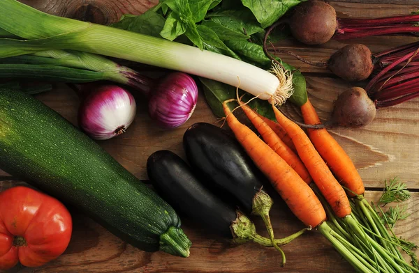 Juego de verduras - puerros, cebollas, calabacín, berenjena, zanahorias, toma — Foto de Stock