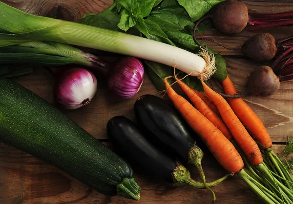 Juego de verduras - puerros, cebollas, calabacín, berenjena, zanahorias y b — Foto de Stock