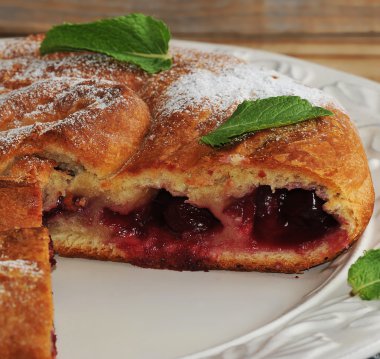 bir tabakta kiraz ile strudel dilim