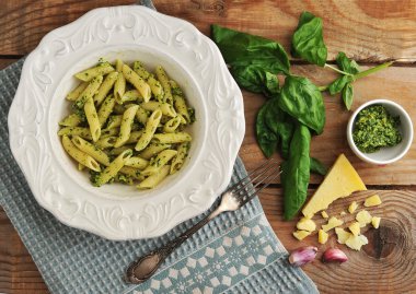 pesto, Fesleğen ve peynir ile makarna tüyleri 
