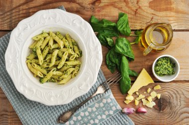 pesto, Fesleğen ve peynir ve zeytinyağı ile makarna tüyleri 