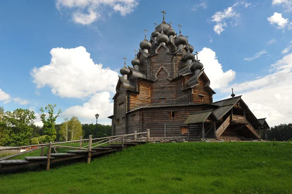 Église orthodoxe en bois - Église de l'intercession dans le domaine — Photo