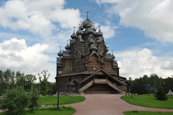 Iglesia ortodoxa de madera - Iglesia de la intercesión en el estado — Foto de Stock