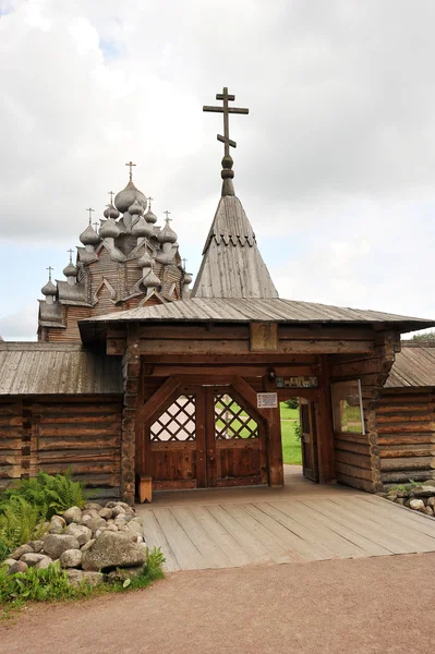 Wooden Orthodox Church - Church of the intercession in the estat — Stock Photo, Image