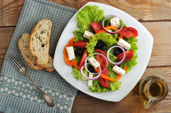 Salade met feta kaas, zwarte olijven met uien en paprika en — Stockfoto