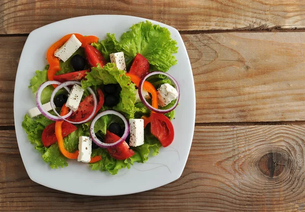 Salade met feta kaas, zwarte olijven met uien en paprika en — Stockfoto