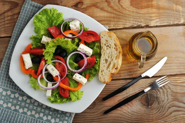 Salade met feta kaas, zwarte olijven met basilicum blaadjes en UI — Stockfoto