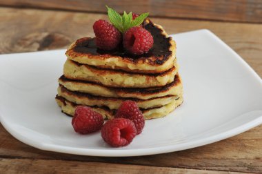 ahududu ve çikolata ile kalpleri şeklinde krep