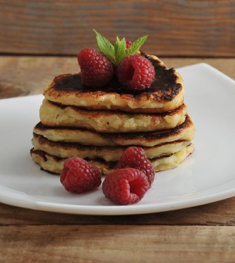 ahududu ve çikolata ile kalpleri şeklinde krep