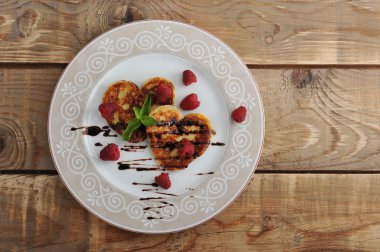 ahududu ile kalpler şeklinde krep